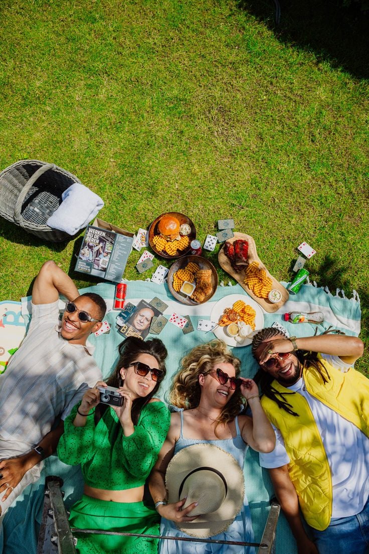 Giovani amici a un picnic, clienti FirstLoan